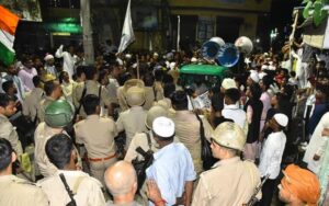 रविवार रात बरेली के मुस्लिम बहुल पुराना शहर क्षेत्र में हिन्दू परिवारों के घरों के सामने से इस्लामिक अंजुमन निकालने की कोशिश से माहौल गरमा गया था।