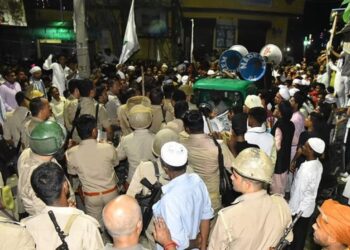 बरेली में इस्लामिक जुलूस के रास्ते पर विवाद, विरोध में हिन्दू समाज सड़कों पर उतरा, घंटों हंगामा-प्रदर्शन