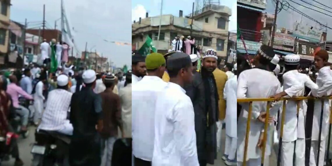 सोशल मीडिया पर वायरल फोटो-वीडियो बरेली के नवाबगंज कस्बे का है, इसमें लोग सरदार पटेल की प्रतिमा पर जूता-चप्पल पहनकर चढ़े नजर आ रहे हैं, हिन्दू संगठनों ने इसे लेकर कार्रवाई की मांग उठाई है।