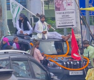 तस्वीर बरेली की है, जहां इस्लामिक जुलूस में शामिल नियम-कानून की धज्जियां उड़ाकर वाहनों की छतों पर बैठे नजर आए, सोशल मीडिया पर इसे लेकर तीखी प्रतिक्रियाएं सामने आ रही हैं और ऐसा करने वालों पर कार्रवाई की मांग उठ रही है।