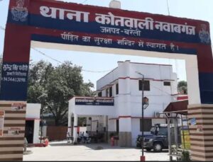 बरेली के नवाबगंज कस्बे में इस्लामिक जुलूस में लोग सरदार पटेल की प्रतिमा पर जूते पहनकर चढ़ गए, वीडियो सोशल मीडिया पर वायरल है।