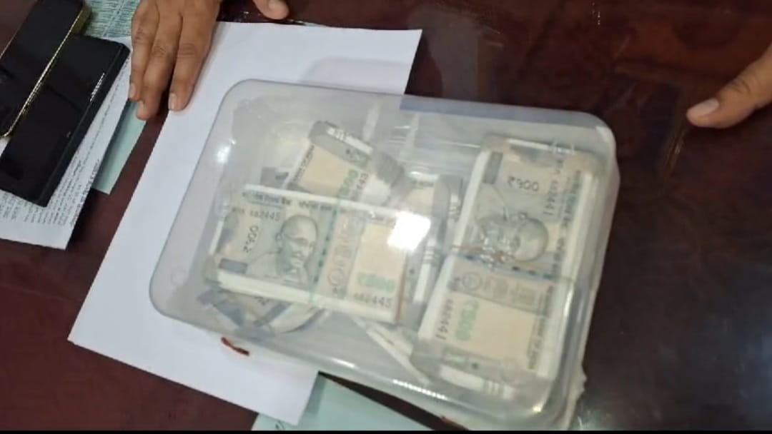 पश्चिमी बंगाल से नकली नोटों की खेप ला रहा बरेली का आमिर लखनऊ में गिरफ्तार, 1.97 लाख की Fake Currency बरामद