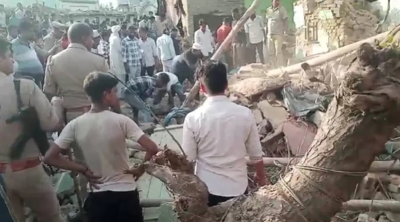 बरेली की मुस्लिम बस्ती में जमा कर रखा था बारूद का ढेर, भीषण धमाके में कई मकान गिरे, पांच की मौत, मलवे में और भी लोग दबे होने की आशंका