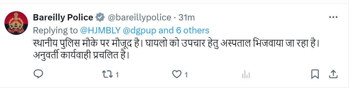 बरेली। यूपी के बरेली में घनी आबादी के बीच अवैध रूप से पटाखे बनाए जाने के दौरान भयानक धमाका हो गया। ब्लास्ट में 5 लोगों की जान चली गई, जबकि कई गंभीर रूप से घायल हो गए। धमाका इतना भीषण था कि आसपास के कई मकान जमींदोज हो गए। कुछ अन्य लोगों के मलवे में दबे होने की आशंका है। घायलों को बरेली के अस्पताल में भर्ती कराया गया है। मुस्लिम बहुल कल्याणपुर गांव में हादसे की सूचना मिलते ही पहुंचीं पुलिस एवं प्रशासनिक टीमें राहत-बचाव कार्य में जुटी हैं। 

पटाखा बनाने में इस्तेमाल होने वाले बारूद में ब्लास्ट की घटना थाना सिरौली क्षेत्र के कल्याणपुर गांव में हुई है। स्थानीय लोगों ने पुलिस को बताया कि मुस्लिम समुदाय के कुछ लोग अवैध तरीके से अपने घरों में पटाखा बनाने का काम करते थे। अचानक रहमान शाह के मकान में रखे बारूद-पटाखों ने आग पकड़ ली और तेज धमाका हो गया। ब्लास्ट की आवाज कई किमी दूर तक सुनी गई। हादसे से पूरा इलाका दहल गया। रहमान शाह के मकान के साथ आसपास के कई घर भी पूरी तरह तबाह हो गए और चारों ओर मलवा बिखर गया।

सूचना मिलते ही एसएसपी बरेली अनुराग आर्या ने एसपी और सीओ के नेतृत्व में कई थानों पुलिस और फायर बिग्रेड की गाड़ियां मौके पर रवाना कर दीं। राहत एवं बचाव दल कल्याणपुर गांव पहुंचकर मलवा हटाने में जुट गए। पुलिस ने घायलों को तुरंत ही बरेली के अस्पताल भिजवाया। पुलिस सूत्रों का कहना है कि हादसे में अभी तक 5 लोगों की मौत की जानकारी सामने आई है। कई लोग गंभीर रूप से घायल भी हुए हैं, जिनका इलाज जारी है। कुछ अन्य के मलवे में दबे होने की आशंका के चलते तेजी से मलवा हटाने का काम जारी है। मृतकों में रुखसार नाम की महिला भी शामिल है। 

बरेली पुलिस प्रवक्ता ने बताया है कि पुलिस टीमें मौके पर मौजूद हैं और तेजी से बचाव कार्य जारी है। बता दें कि उत्तर प्रदेश में दीपावली से पहले जगह-जगह अवैध पटाखा कारोबार किए जाने की खबरें लगातार सामने आ रही हैं। कई जगह ब्लास्ट की घटनाएं भी हो चुकी हैं। हर साल दीपावली के आसपास आबादी क्षेत्रों में पटाखा बनाने में इस्तेमाल होने वाला बारूद जमा किए जाने की वजह से ऐसी अनहोनी होती रहती हैं। 

