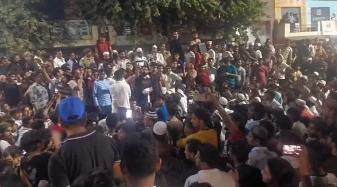 बहराइच के बाद मुजफ्फरनगर को दंगे की आग में झोंकने की कोशिश, अफवाह पर भड़की भीड़, दुकानों में तोड़फोड़, पथराव, सैकड़ों पर रिपोर्ट