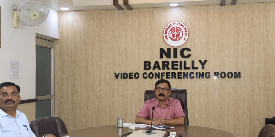 बरेली में बस स्टेशनों के निर्माण कार्यों की प्रगति की डीएम ने की समीक्षा, गुणवत्ता और समयबद्धता पर दिया जोर