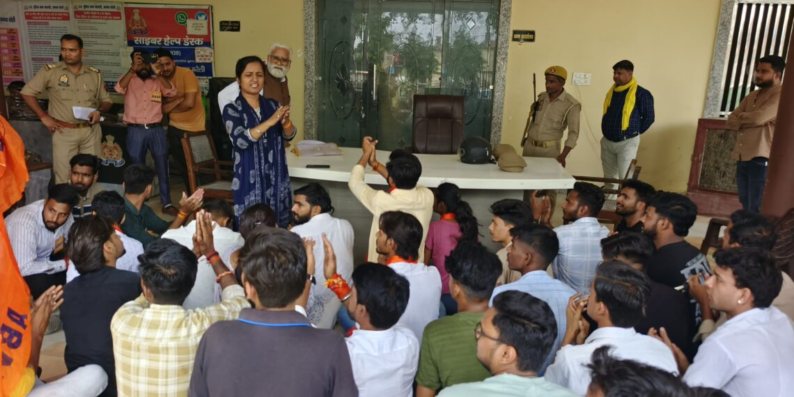 “दलित होकर नेता बनोगे?” कहकर एबीवीपी नेता के साथ अभद्रता मारपीट, एबीवीपी कार्यकर्ताओं का थाने पर प्रदर्शन