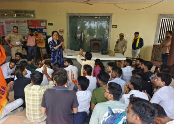 “दलित होकर नेता बनोगे?” कहकर एबीवीपी नेता के साथ अभद्रता मारपीट, एबीवीपी कार्यकर्ताओं का थाने पर प्रदर्शन