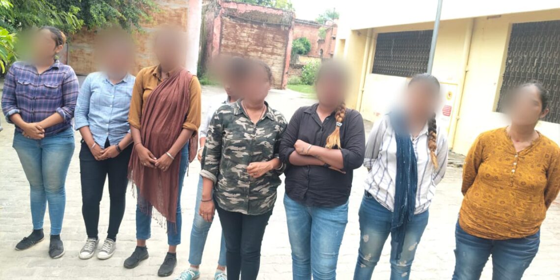 बरेली में भीख मांगते पकड़ी गईं गुजरात की 9 सहेलियां, पब्लिक से लड़ीं, गिरफ्तार होकर थाने पहुंचीं