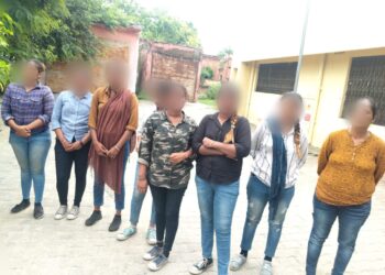 बरेली में भीख मांगते पकड़ी गईं गुजरात की 9 सहेलियां, पब्लिक से लड़ीं, गिरफ्तार होकर थाने पहुंचीं