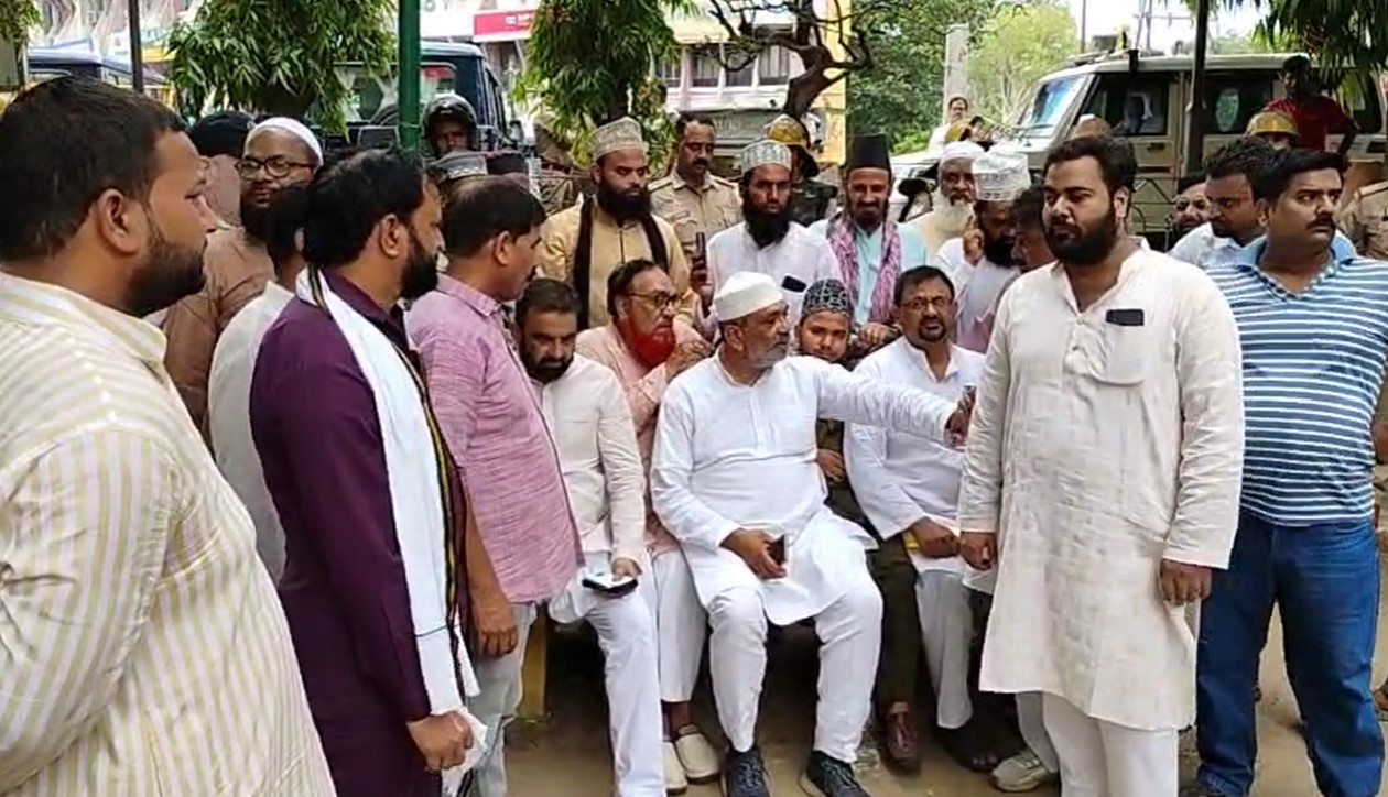 बरेली में मौलाना तौकीर रजा खां की पुलिस से धक्का-मुक्की, वापस लौटे घर, आईएमसी के 11 लोगों ने दी गिरफ्तारी