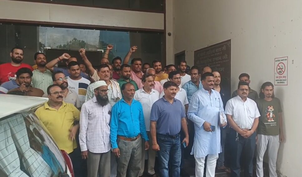 बरेली में किराया बढ़ोतरी के खिलाफ भड़के व्यापारी,नगर निगम में प्रदर्शन”12 गुना किराया वृद्धि पर जताया विरोध