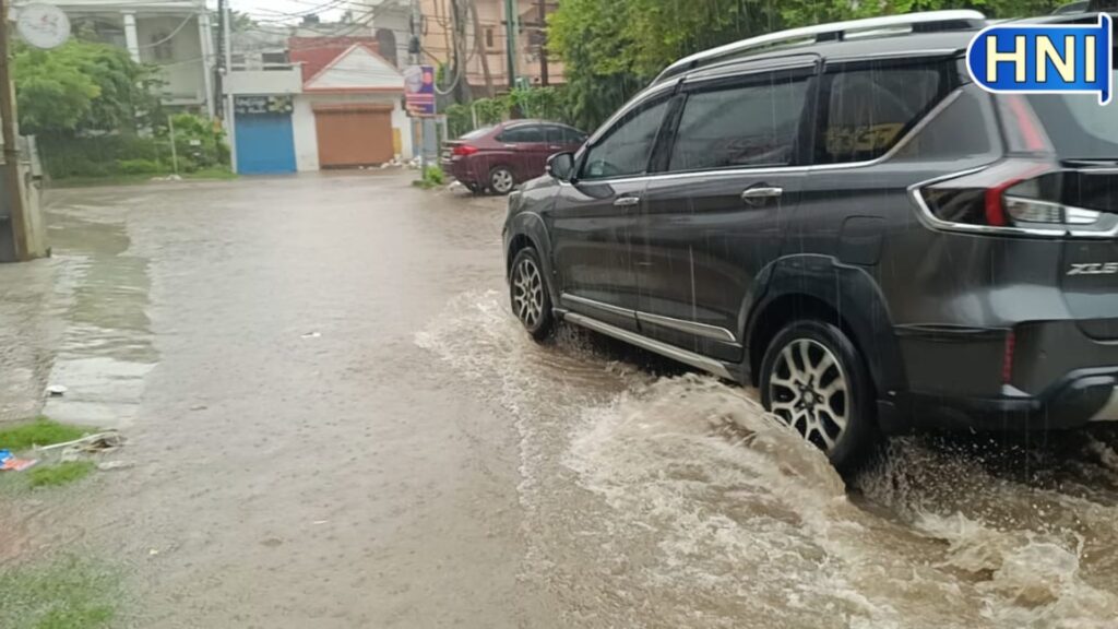 बरेली में भारी बारिश से जनजीवन अस्त-व्यस्त, निचले इलाके डूबे, सड़कों पर यातयात बाधित, ट्रेनों की रफ्तार धीमी, पीलीभीत-बदायूं में बाढ़ का अलर्ट जारी 