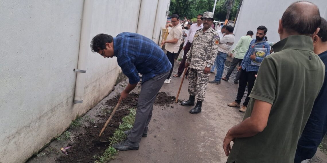 बरेली में साफ-सफाई को लेकर नगर निगम का अभियान शुरू, नगर आयुक्त ने खुद उठाया फावड़ा