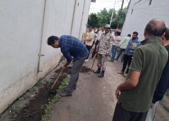 बरेली में साफ-सफाई को लेकर नगर निगम का अभियान शुरू, नगर आयुक्त ने खुद उठाया फावड़ा