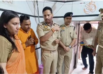 बरेली के धोपेश्वरनाथ मंदिर में तैयारियों का डीआईजी व मंडलायुक्त ने लिया जायजा, भोलेनाथ का जलाभिषेक कर लिया आशीर्वाद