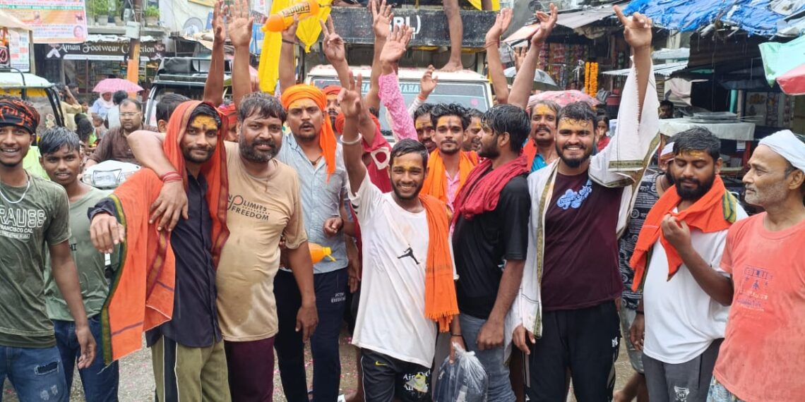 बरेली मे सावन के चौथे सोमवार को कांवड़ियों की उमड़ी भीड़, जगह-जगह लगे भंडारे