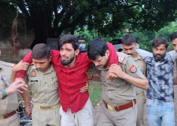 बरेली मुठभेड़ में दो इनामी लुटेरे गिरफ्तार, पैरों में लगी गोली, असलहे-लूट का माल बरामद