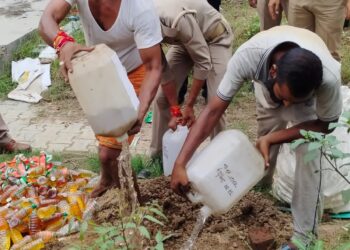 ऑपरेशन क्लीन 3.0: बरेली पुलिस ने 555 लीटर अवैध शराब किया नष्ट