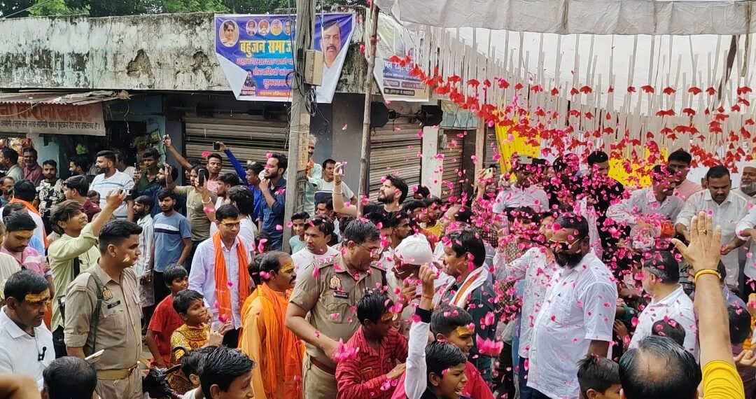 बरेली में मुस्लिम समाज ने कावड़ियों पर बरसाए फूल, पेश की सौहार्द की मिसाल